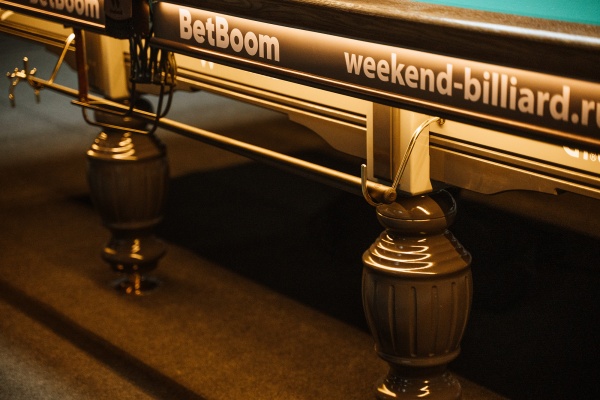 Бильярдный стол для русской пирамиды Weekend "Русский Гранд" (12 футов, 8 ног, 45мм камень) эмаль комбинированный, борта дуб, лузы премиум